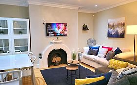 Stylish 2 Bedroom Apartment, Leeds Centre + Free Parking